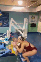 娃很快就学会游泳了gif搞笑图片