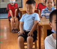 偷偷睡觉被发现了gif搞笑图片