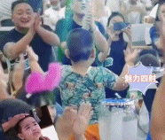 小男孩魅力值拉满摇摆-帅哥动态图片-gif动态图-izike