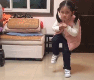 小女孩跳舞姿势非常有个人风格-美女动态图片-gif动态图-izike
