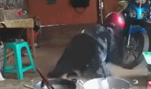 锅里有袭击gif搞笑图片