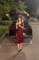 红色连衣裙女孩第一次穿高跟鞋-美女动态图片-gif动态图-izike