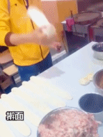 外卖小哥和面-搞笑gif动态图片-izike