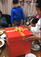 小朋友能拒绝的礼物gif搞笑图片