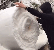 巨大的雪卷-搞笑gif动态图片-izike