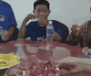 喂养孩子有多难gif搞笑图片