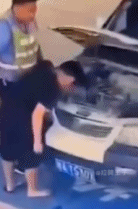 一个赶巧的瞬间gif搞笑图片