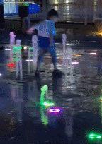 被喷泉偷袭了gif搞笑图片