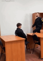 高个子的烦恼gif搞笑图片