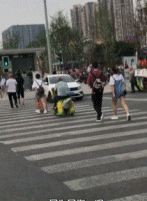 拥有全街最靓的车gif搞笑图片