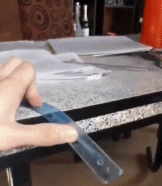 相机拍摄阳光下拨动尺子gif搞笑图片