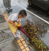 教养好的男生在清理下水道的落叶-帅哥动态图片-gif动态图-izike