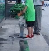 教养好的男生给爸爸擦椅子-帅哥动态图片-gif动态图-izike