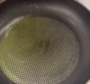 把洗洁精当成了油拿来做饭-搞笑gif动态图片-izike