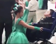 小女孩的舞伴是个残疾人-美女动态图片-gif动态图-izike