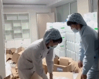 护士抬不动药转圈-搞笑gif动态图片-izike