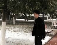 雪地男生给大家表演个劈叉-帅哥动态图片-gif动态图-izike