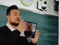 男老师用ipad放大嘴型叫学生听课-帅哥动态图片-gif动态图-izike
