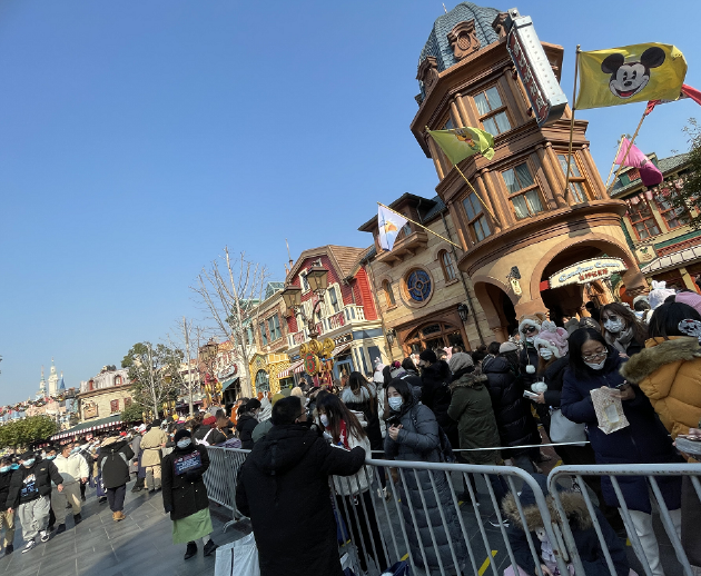 年赚80亿上海迪士尼乐园这6年玩家感叹变味了黄牛却赚疯了