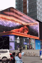 路人十分配合gif搞笑图片