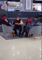 当我和姐妹们老了以后gif搞笑图片