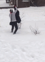老奶奶在雪地中洗衣服-搞笑gif动态图片-izike
