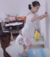 一个赠品电扇 风也太大了-搞笑gif动态图片-izike