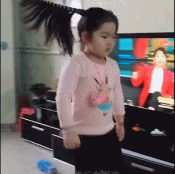 在家来场时尚秀gif搞笑图片