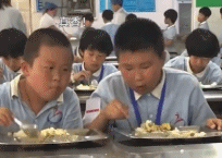 小胖子吃食堂饭很香-搞笑gif动态图片-izike