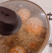 茶叶蛋煮成了恐龙蛋gif搞笑图片