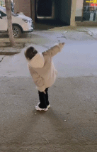 被小女孩的可爱拿捏了gif搞笑图片