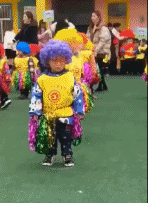 困到摔倒gif搞笑图片