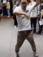 秃头男摇呼啦圈努力抢救-帅哥动态图片-gif动态图 - izike-izike