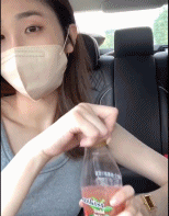 车上女孩拍vlog的意外甩出饮料-美女动态图片-gif动态图-izike