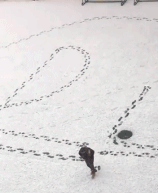 物理老师在雪地上写公式-搞笑gif动态图片-izike