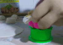 包饺子工具不好用-搞笑gif动态图片-izike