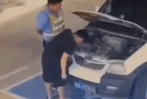 交警大哥被汽车引擎盖夹脑袋-搞笑gif动态图片-izike