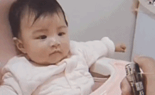 人类幼崽对打火机惊讶表情-搞笑gif动态图片 - izike-izike
