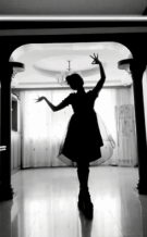 踩着欢快的小步伐gif搞笑图片