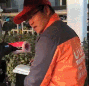 认真考研的快递小哥-搞笑gif动态图片-izike