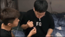 男生的奇怪友谊gif搞笑图片