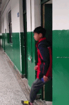 在哪摔倒就在哪躺下gif搞笑图片