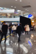 开心得忘了有玻璃gif搞笑图片