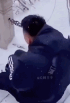 男人雪地楼梯直接滑下-帅哥动态图片-gif动态图-izike