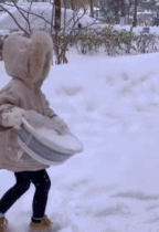 女生给自己脸泼雪-美女动态图片-gif动态图 - izike-izike