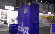 杭州出现巨大行李箱gif搞笑图片