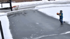 球进了…孩子茫然了gif搞笑图片