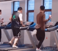 跑步机上男人自成风景-帅哥动态图片-gif动态图-izike