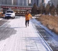 表演个冰面起飞gif搞笑图片