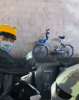 男人摸美团外卖员兔耳朵-帅哥动态图片-gif动态图-izike
